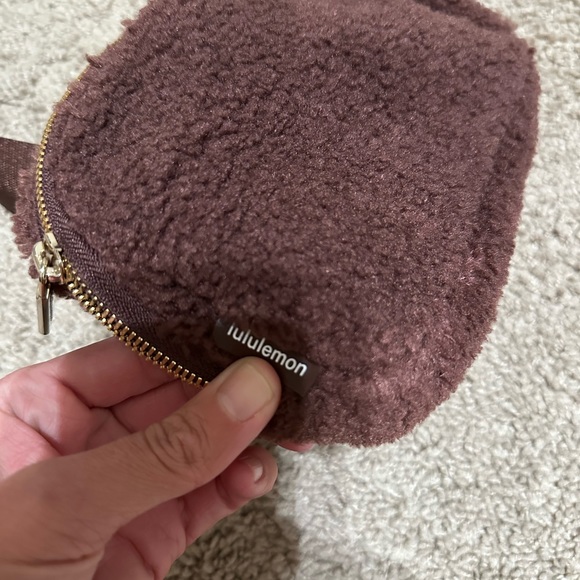 Lululemon Sherpa Belt Bag - Picture 2 of 4